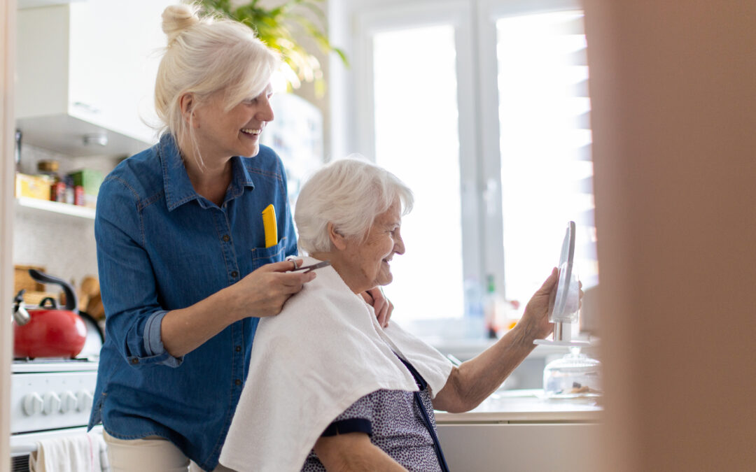 Aide à domicile avec koappy - Une femme coupe les cheveux d’une personne âgée à domicile