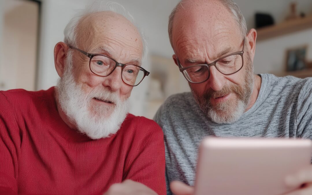 Soutien numérique pour seniors - Un homme aide une personne âgée à utiliser une tablette avec koappy